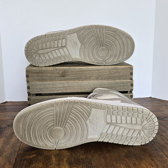 Nike Air Jordan 1 Mid Sneakers - Picture 7 of 8